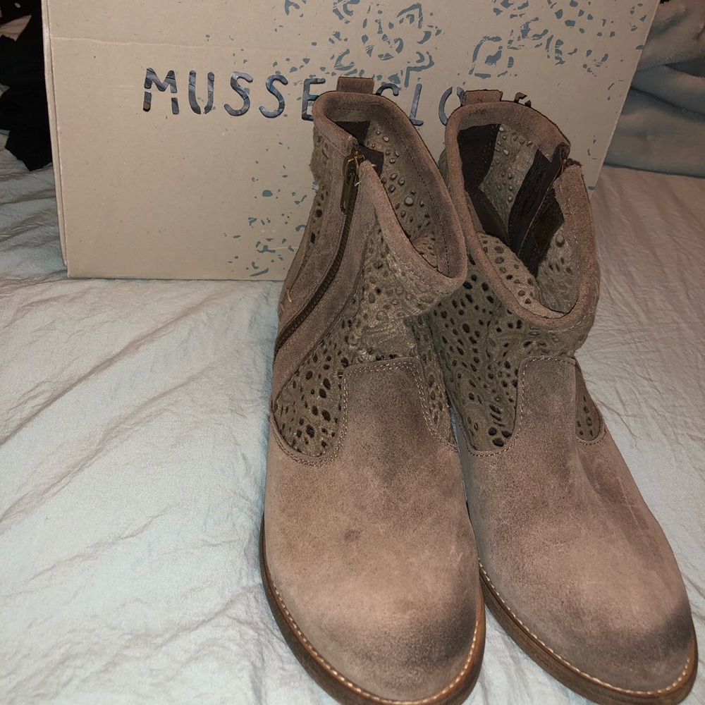 Size 9 slouchy booties